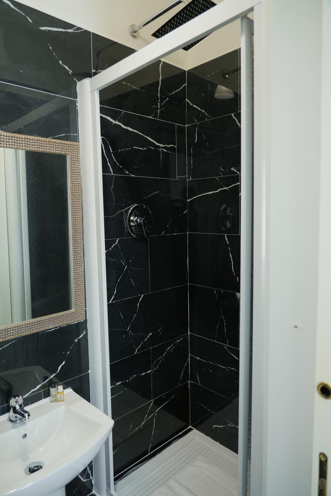 La Casa In Centro Hotel Салерно Екстериор снимка